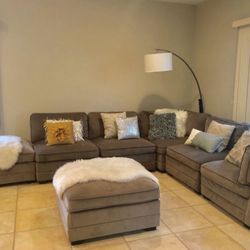 Big Sectional Couch With 2 ottomans! In Great Condition 