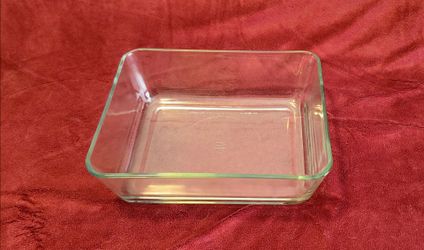 Glass casserole dish (7" x 9")