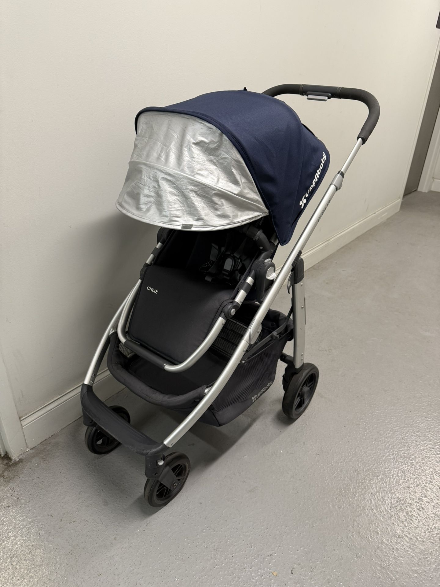 UPPABABY CRUZ Single Stroller BREAK WORKS FOR ONLY ONE WHEEL. PICK UP IN CORNELIUS