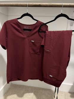 Figs Women’s Scrubs Set