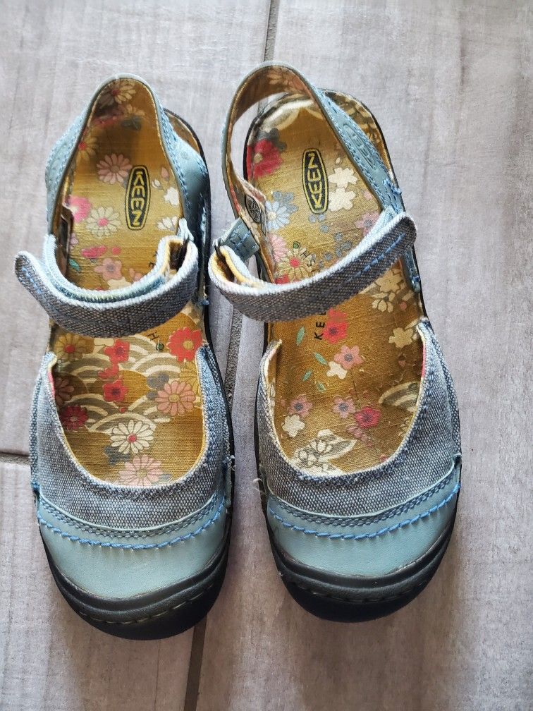 Keen Sandals, New Size 7