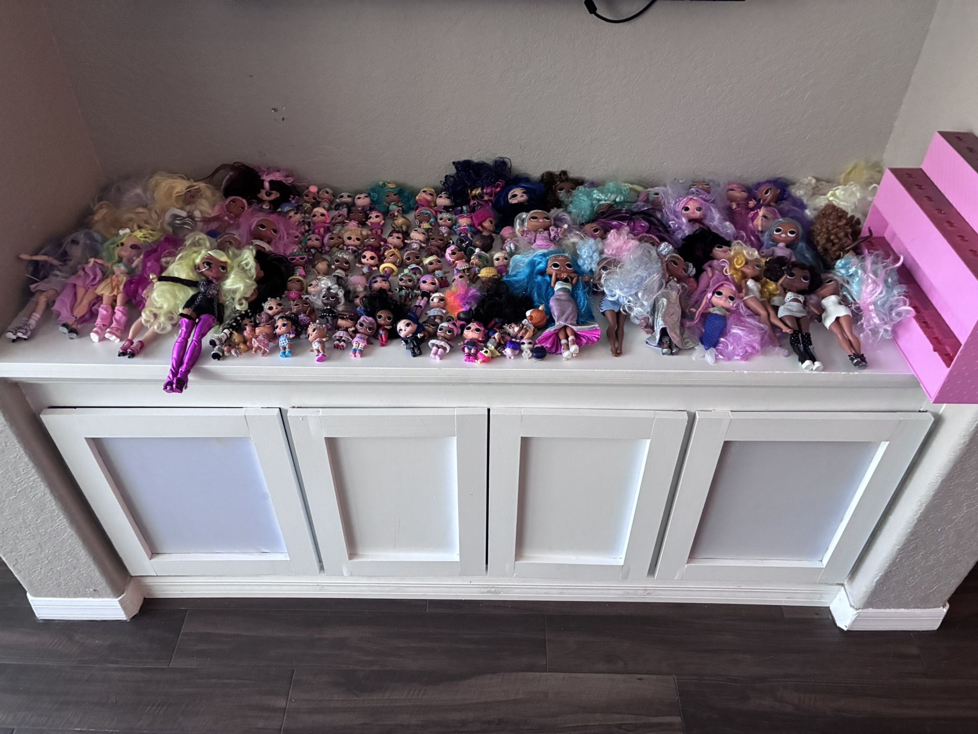 Huge lot Of LOL Dolls. Big sisters lols Little Sisters pets And accessories