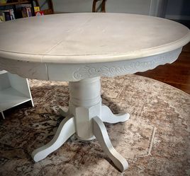 Round table with middle extension piece
