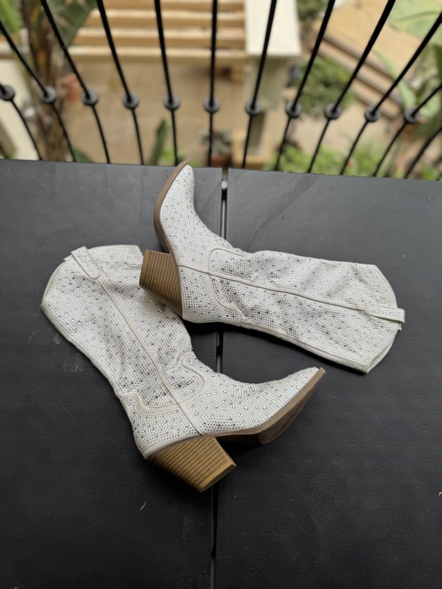FOREVER BOOTS SIZE 9