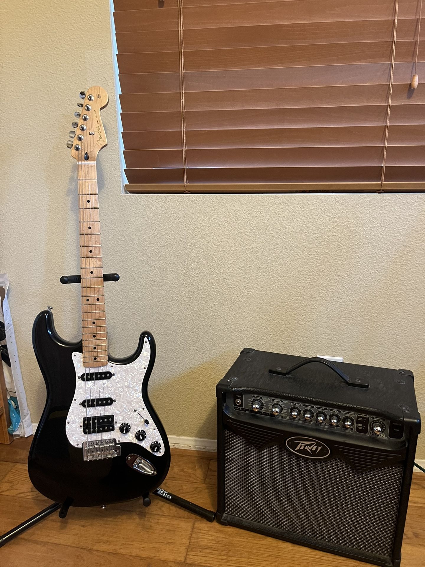 Fender MIM Strat (Mint) W/ Peavey Vypyr Effects Amp