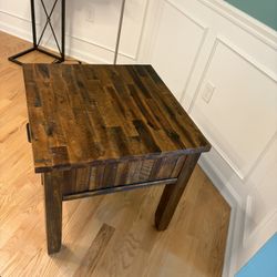 moving sale 24 by 24 by 24 in wood side table like new 