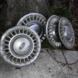 Ford original hubcap 4