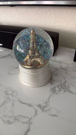 Paris snow globe