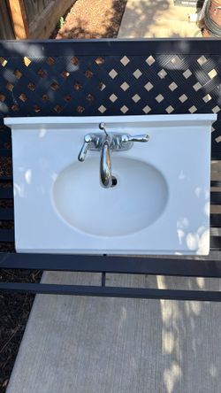 Bathroom sink 24”x17