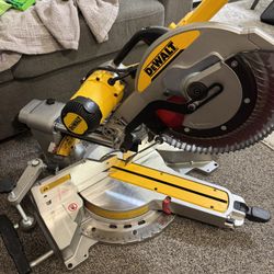 I DEWALT 12-inch Double-Bevel Sliding Compound Miter