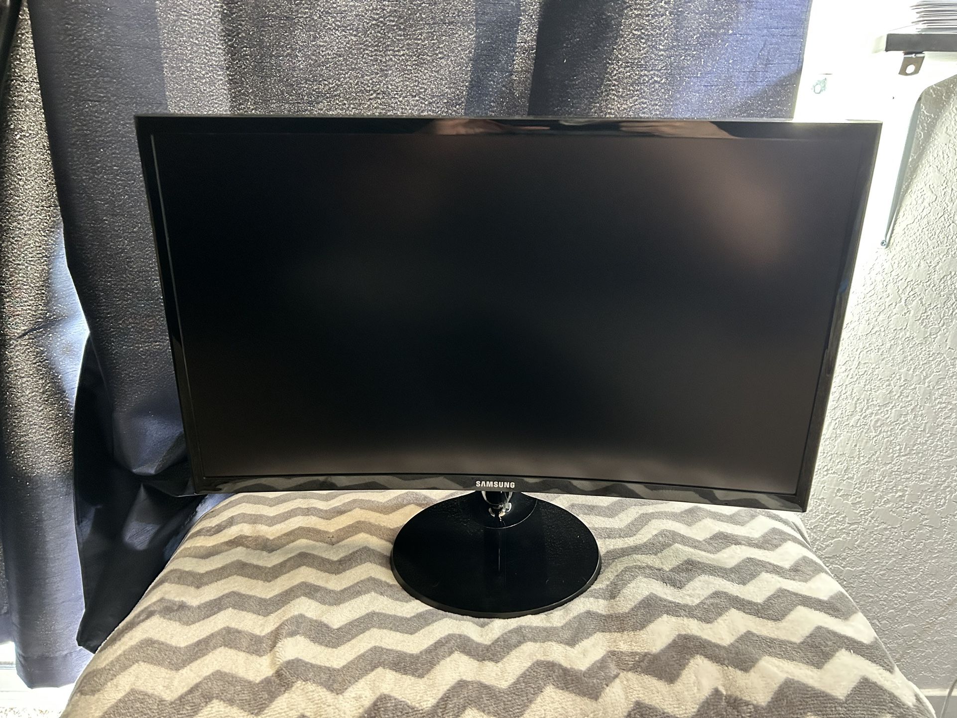 SAMSUNG LC24F390FHNXZA 24-inch Curved LED FHD 1080p Gaming Monitor (Super Slim Design), 60Hz Refresh Rate w/AMD FreeSync Game Mode