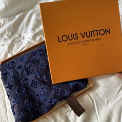 LV Women’s Scarf 