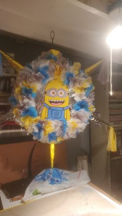 Star piñata of minions