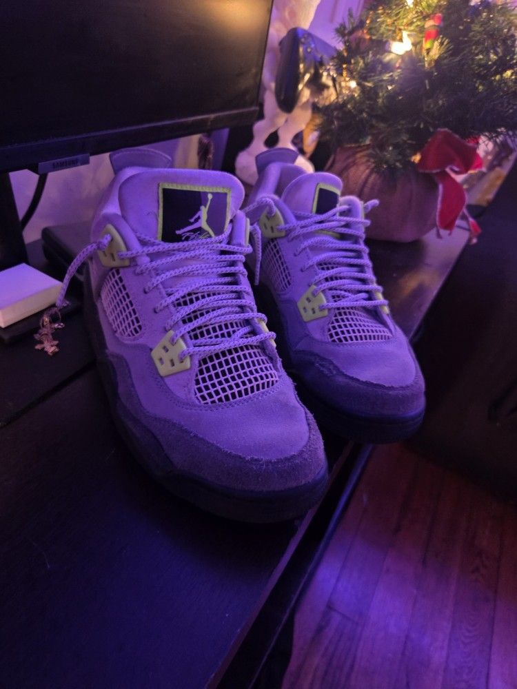 Retro Green Jordan 4's 6.5y Small Rip On The Side