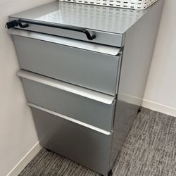 Knoll®️3 Drawers Metal Rolling Files Cabinet / Pedestal With Key