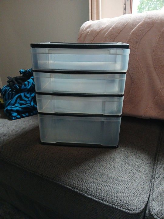 Plastic drawers (Iris)