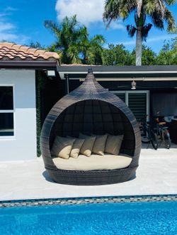 New Wide Curved Wicker Day Bed With Cushions