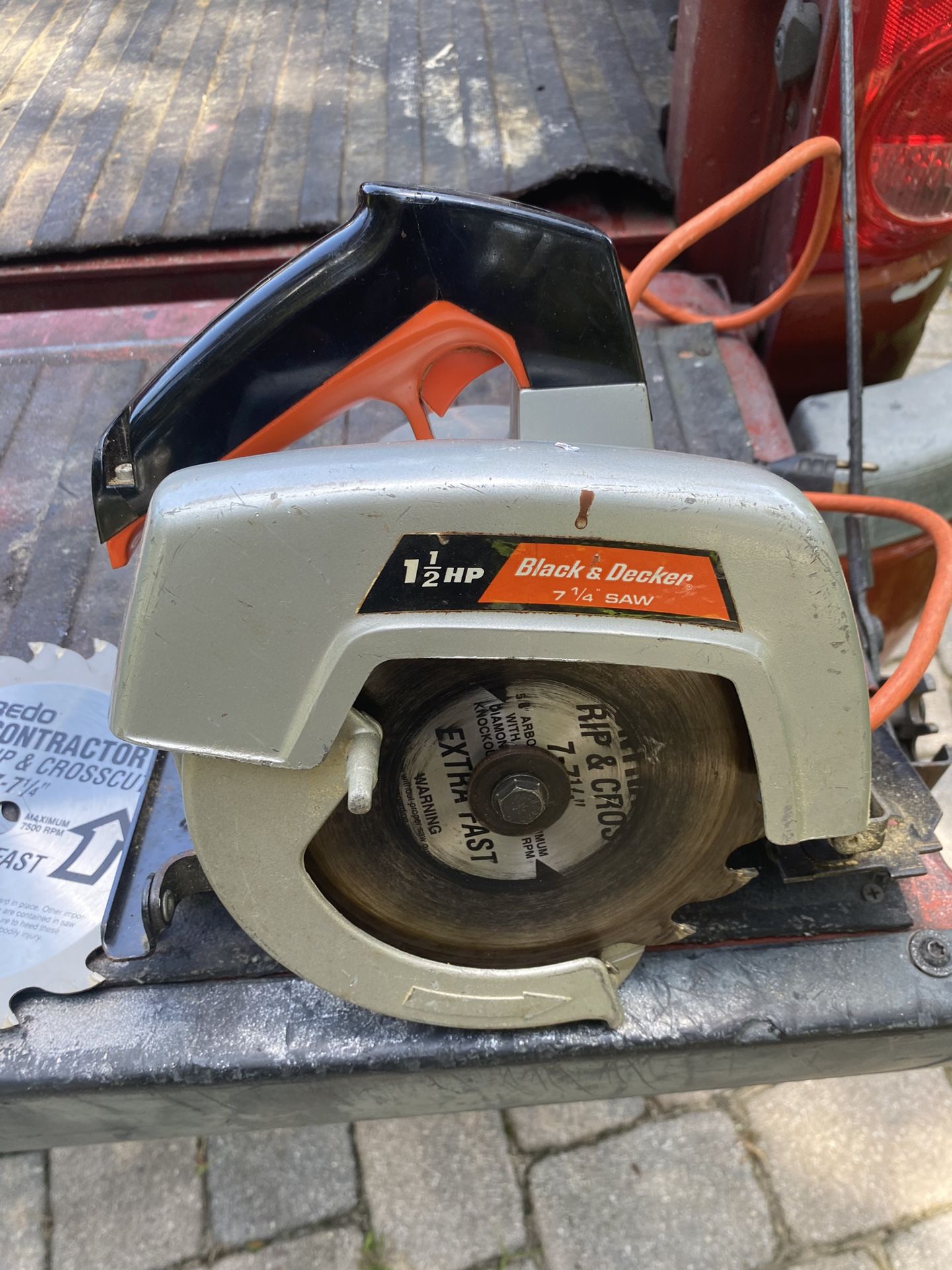 Black & Decker 7 1/4 Inch Circular Saw With Extra Blades And Metal Carrying Case