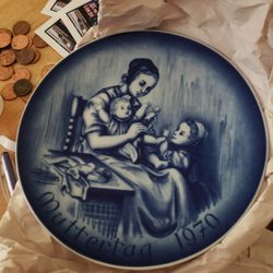 2 Matching "Mother's Day 1970" Decorative Plates