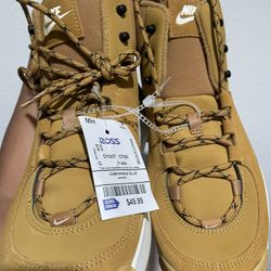 BRAND NEW - NIKE BOOTS WOMEN