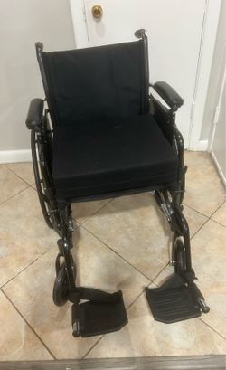 $200 — Medline K3 Guardian Wheelchair w/ Elevating Leg Rests $200 — Silla de Ruedas Medline K3 Guardian con Reposapiernas Elevables
