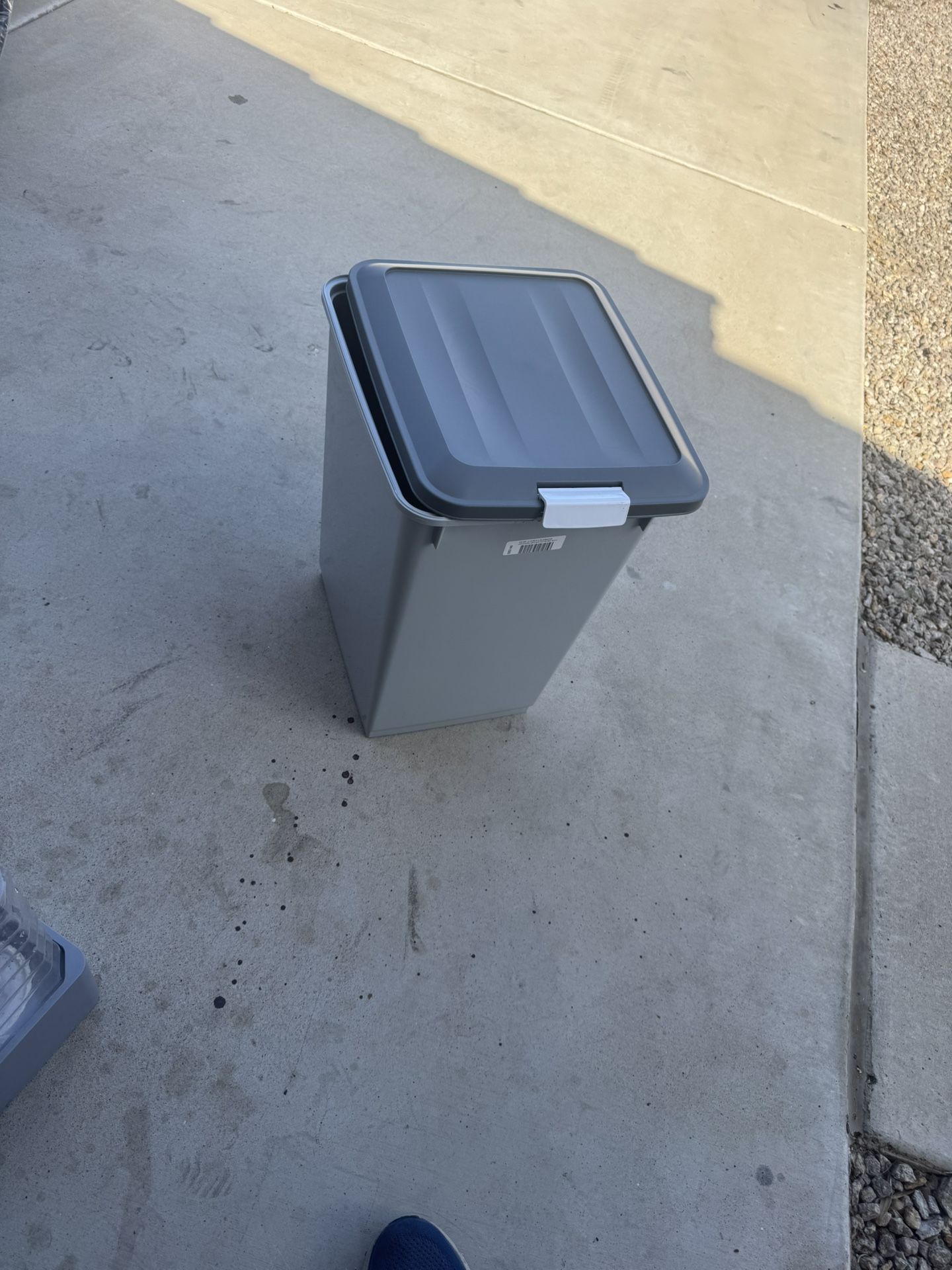 IRIS USA Dog Food Storage Container, Airtight Lid, 2-Cup Scoop, Up to 54 Pounds Pet Food Storage