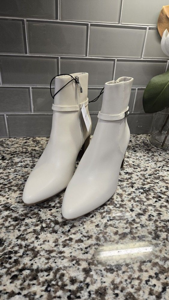 New Women's Boots Size 8