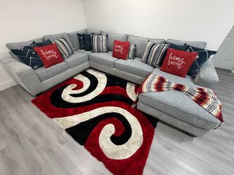 "Rooms To Go” 3-Piece Sectional Sofa with Chaise. (DELIVERY AVAILABLE)… Like New!!