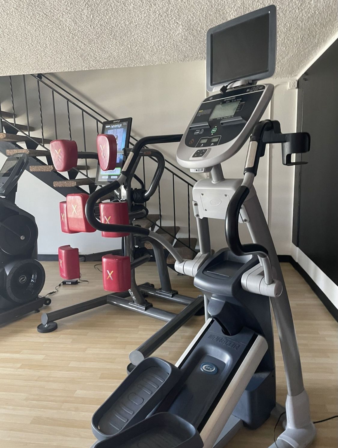 PRECOR Commercial 833 Elliptical W Warranty In PRISTINE Condition