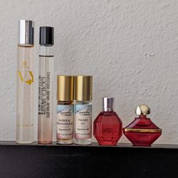 ▶️READ DESCRIPTION BEFORE MESSAGING ME◀️ Purse size perfume miniatures ($40 firm)