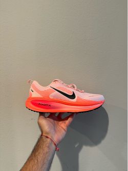 Men 10.5 / W 12 - Nike Vomero 18 - NEW