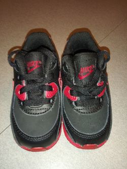 Hurry Hurry now for the low red and black nike air max size 4c