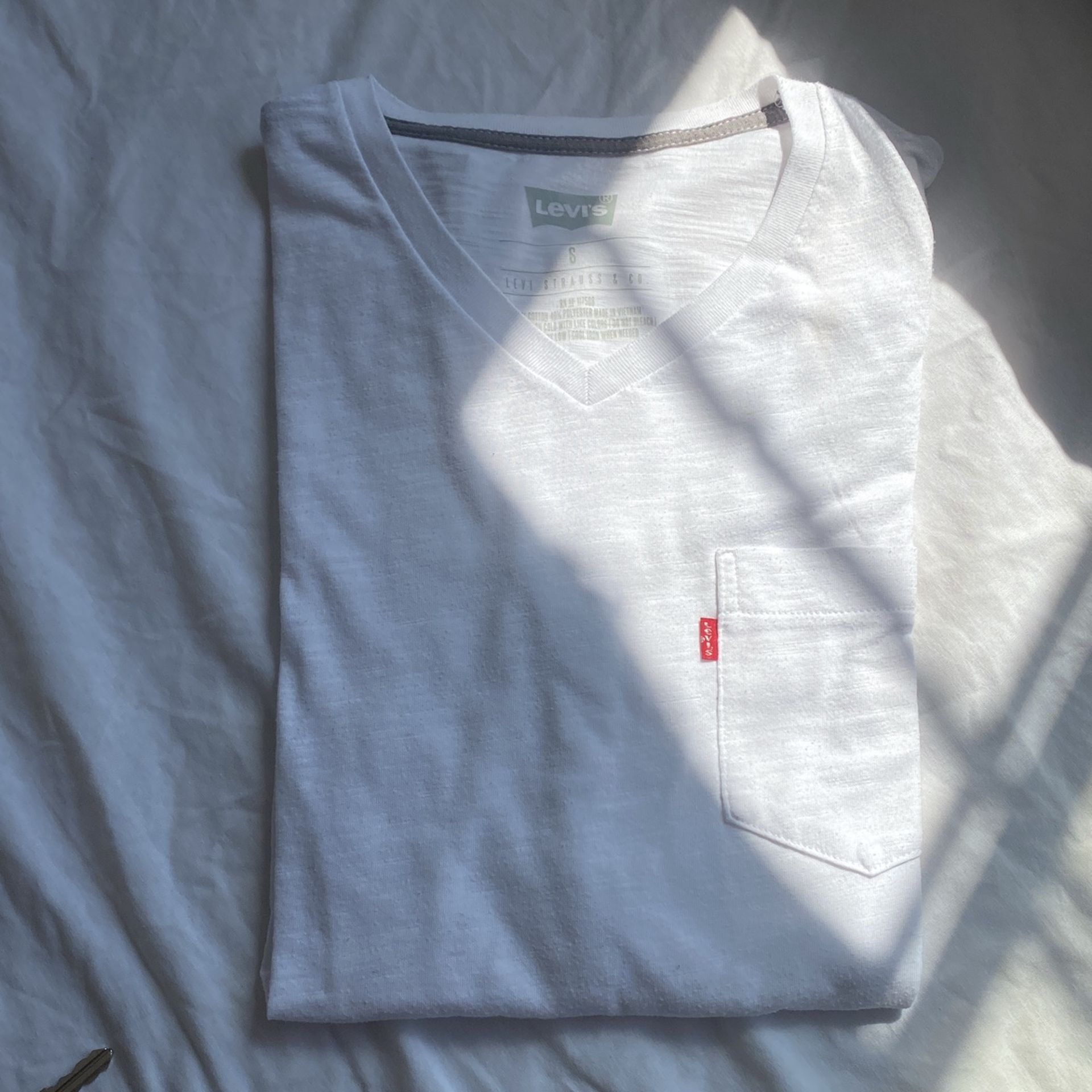 Levi’s V Neck Shirt (White)