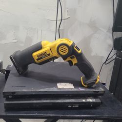 Dewalt Variable Speed Recipricating Saw DcS310 Very Lightly Used