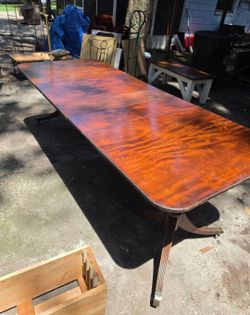 antique mahogany double-pedestal dining table with 4 leafs for extra room