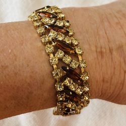 Vintage incredibly beautiful bracelet in amber and light beige stones