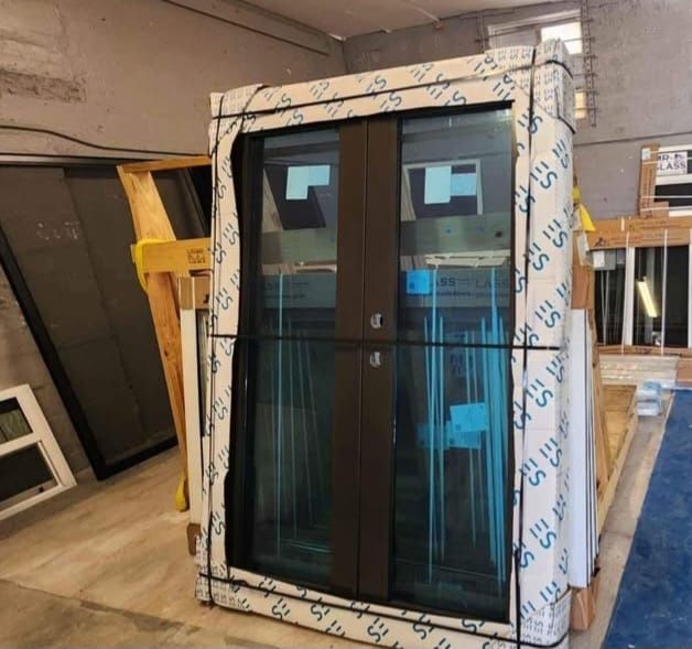 New Impact windows and Doors/Nuevas puertas y Ventanas de impactos