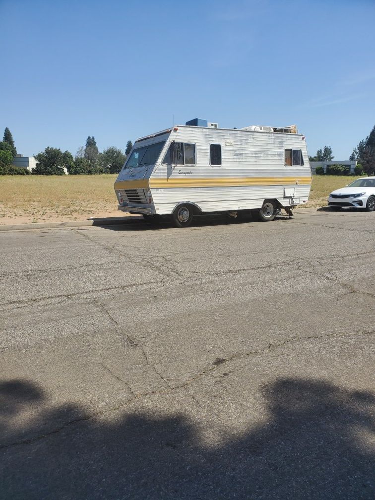 1974 WINNEBAGO trailer for sale DRIVEABLE ALSO TWO BEDS