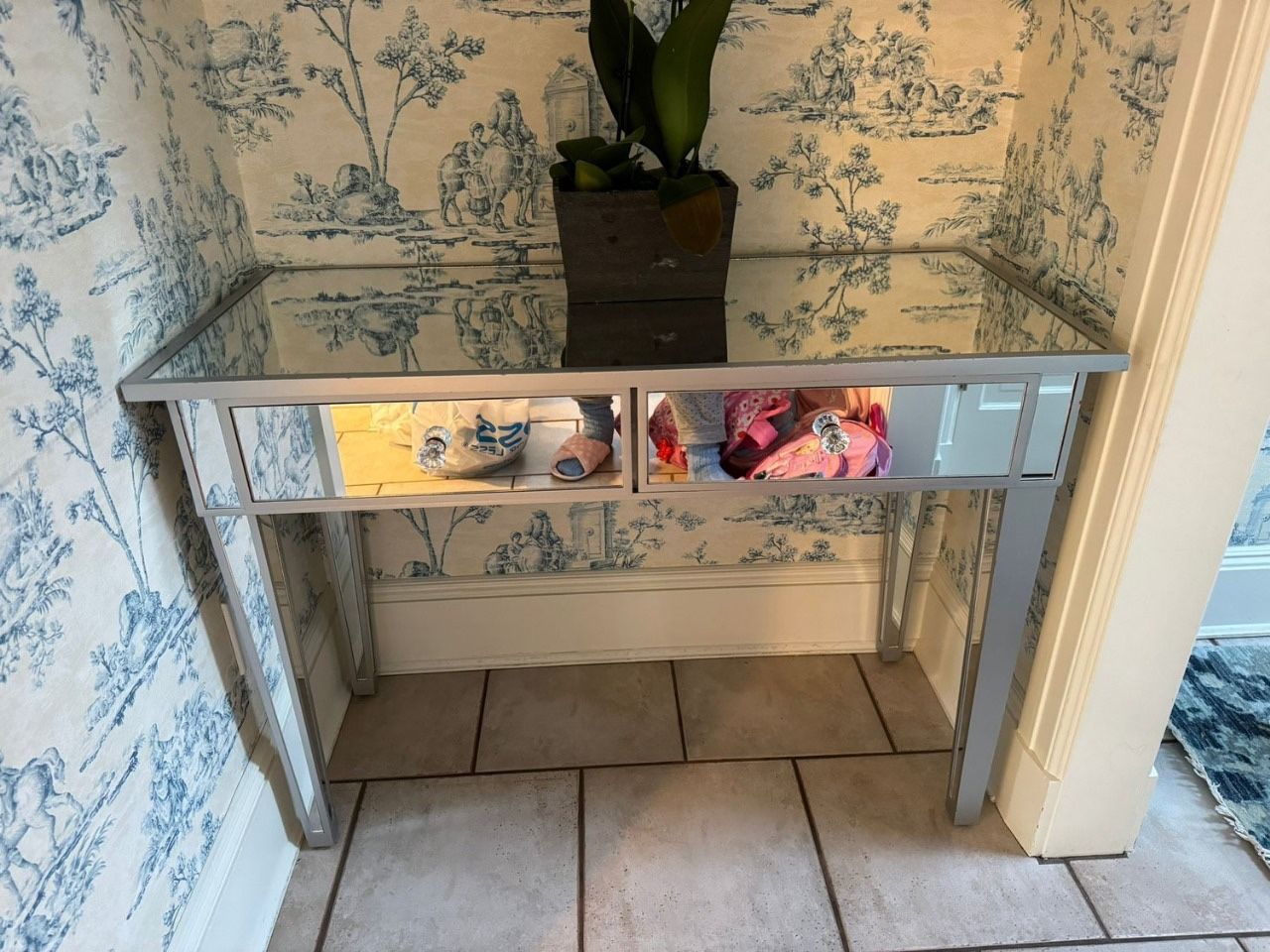 Mirrored console entry way table