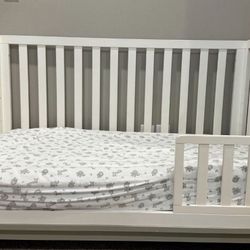 Fisher price crib w/mattress and fitted sheet