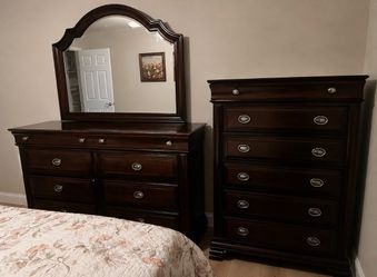 Queen Bedroom Set – Excellent Condition