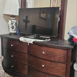 Dresser With Mirror 