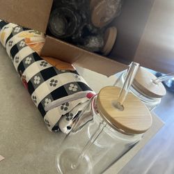 Picnic essentials ! Picnic blanket and glass cups