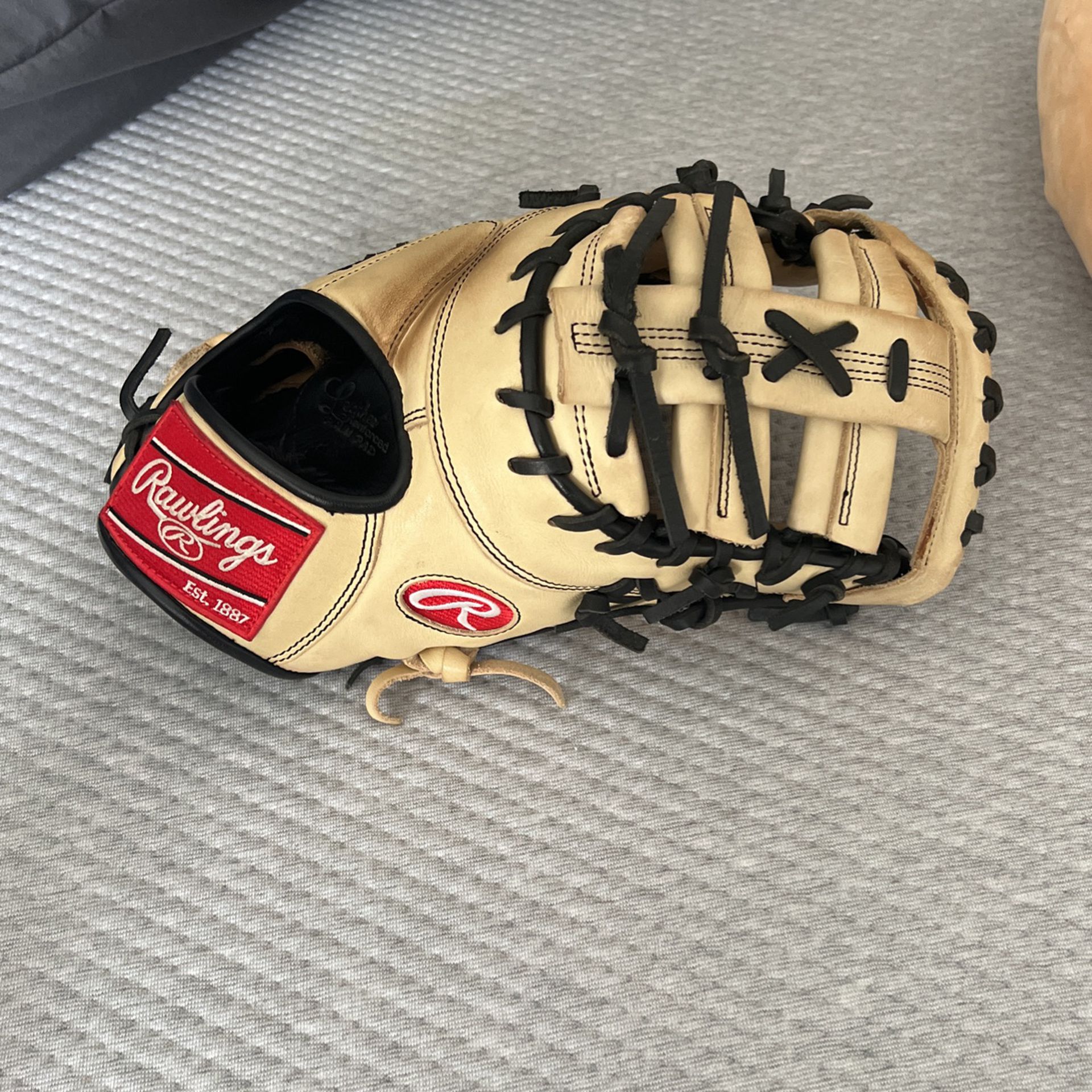 13 Inch Rawlings Right Handed First Basemen’s Glove
