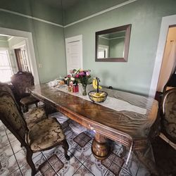 Dining table//MOVING MUST GO