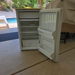 GE Mini-Fridge