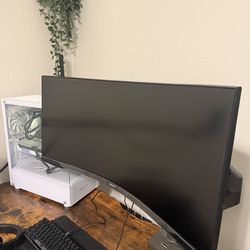 Gaming Monitor Samsung 34’ Ultra-Wide 165hz 1ms Gaming Monitor w/ Desk Mount