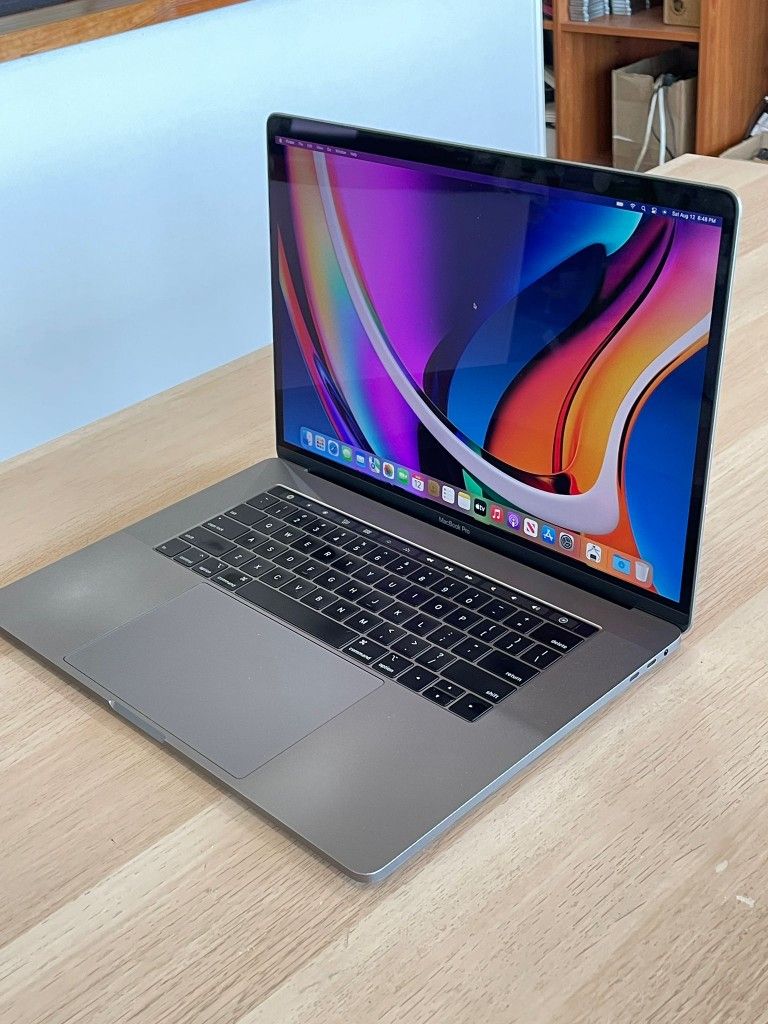 MacBook本体 MacBook Pro 15 16GB 500GB Radeon Pro 560 MacBook Pro 15in Touchbar - Core i7 512GB SSD 16GB RAM Radeon 560X