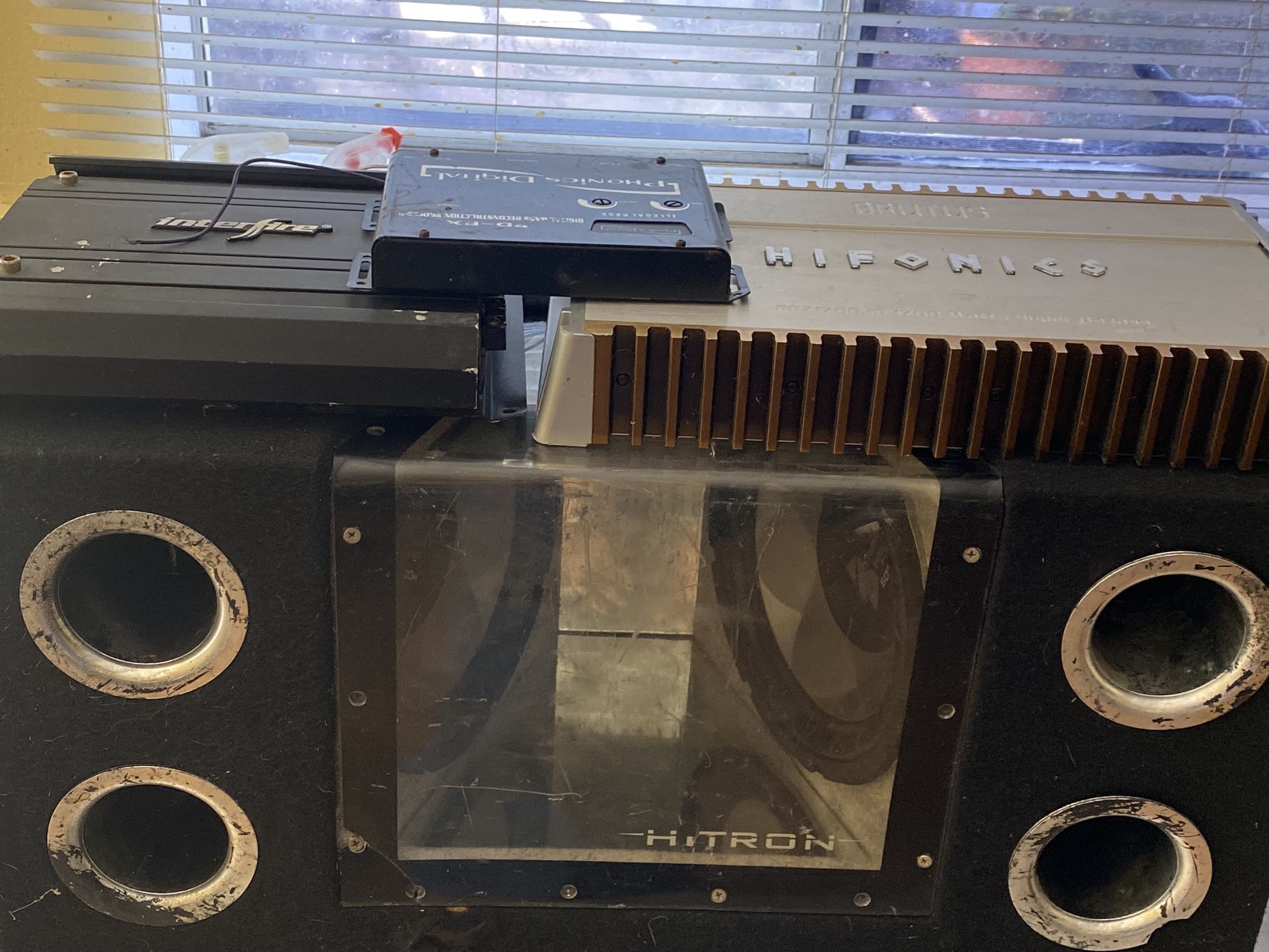 Cajón Con Dos Amplificadores