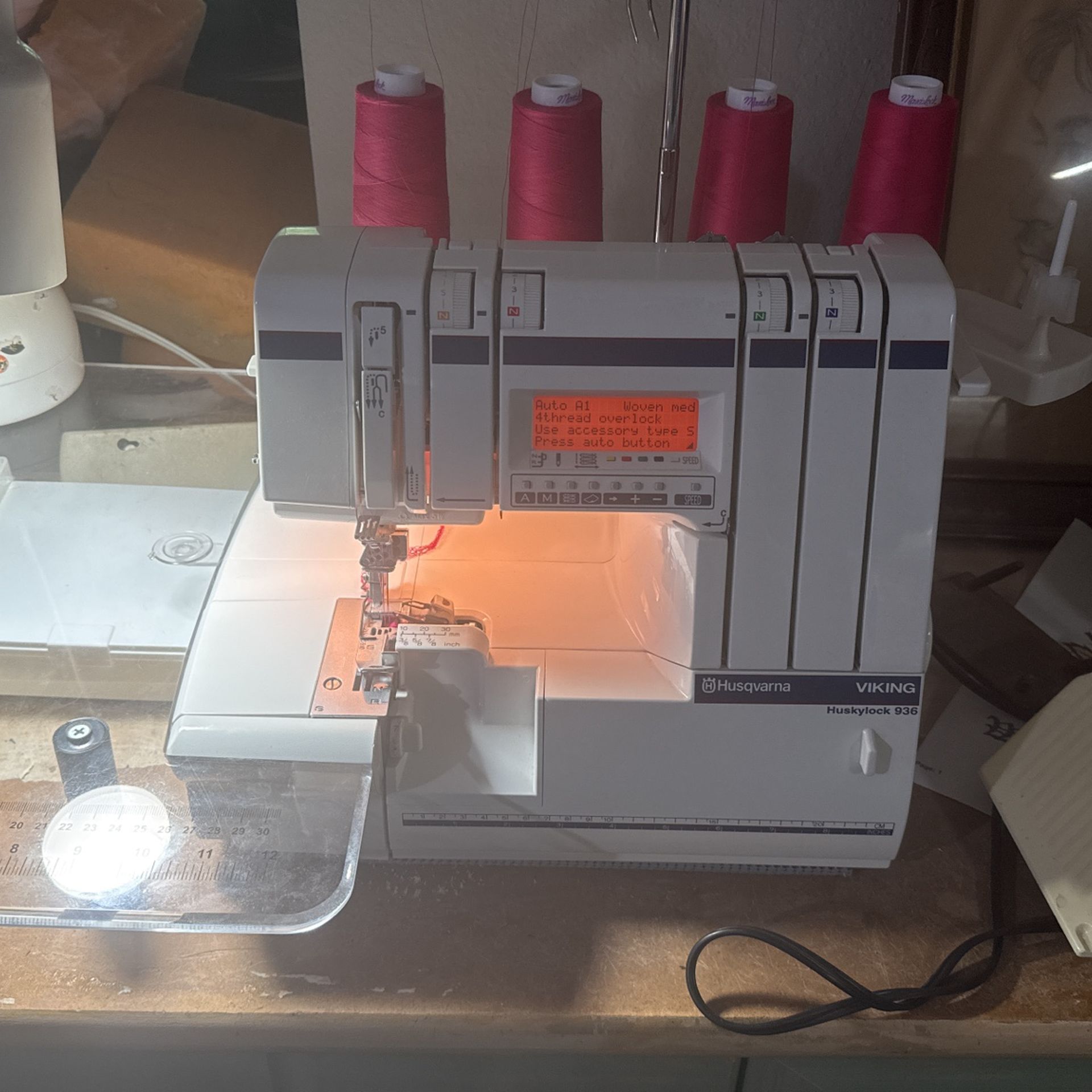 Husqvarna Viking Huskylock 936 Serger